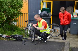 Rudy répare sa roue
